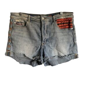 Pilcro ‘The Signature High rise shorts’  Light blue denim and embroidered Sz 31